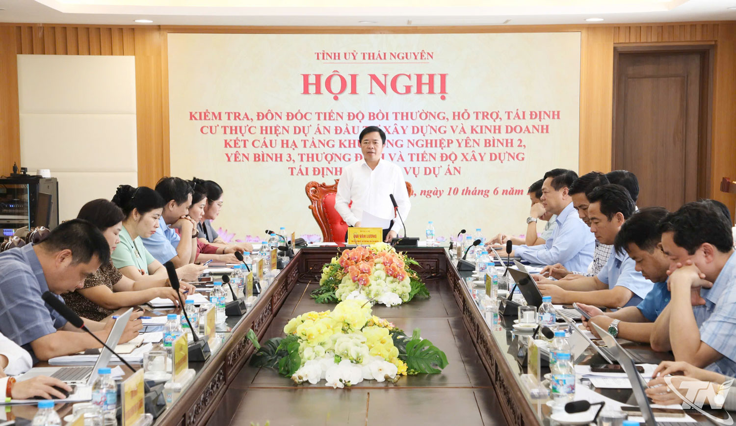 Các đại biểu dự buổi kiểm tra.