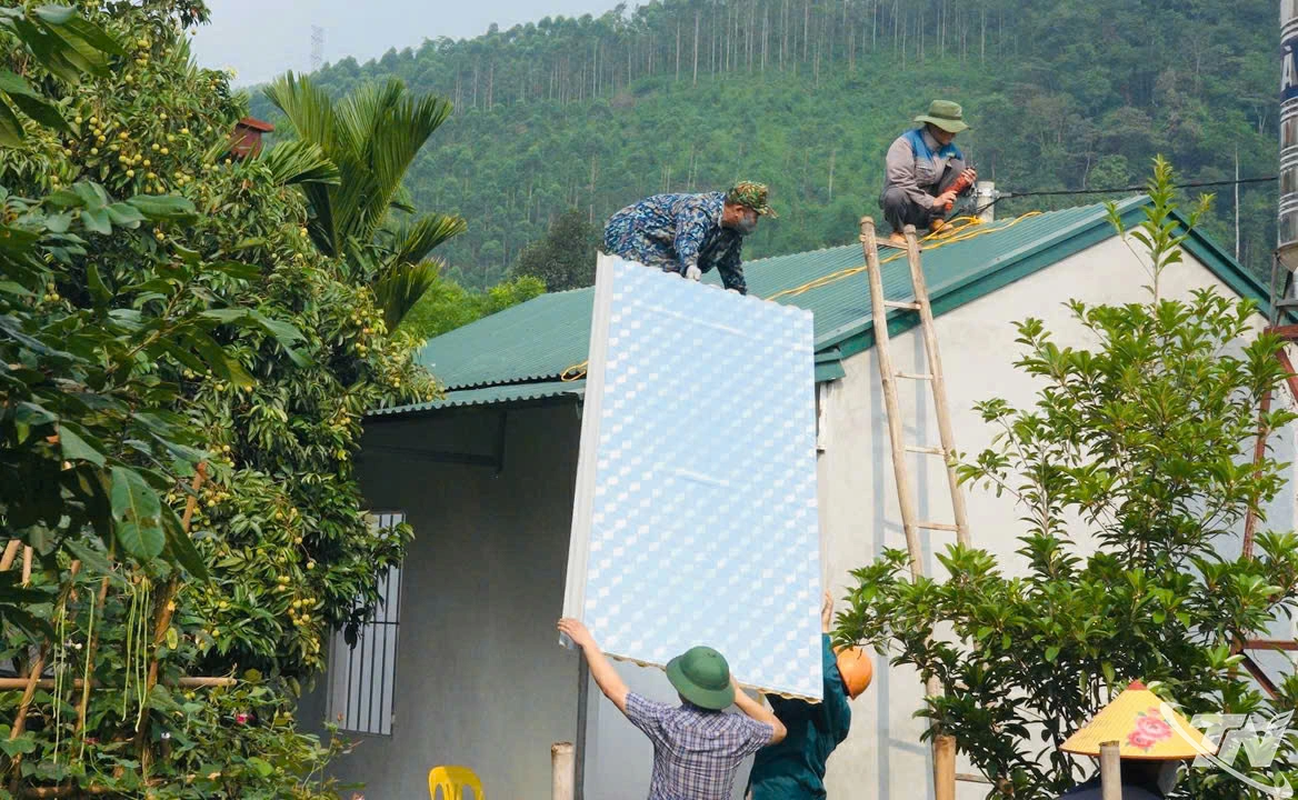 Lực lượng công an, dân quân, đoàn viên thanh niên cùng cán bộ địa phương hỗ trợ gia đình tháo dỡ nhà của bàn giao mặt bằng cho đơn vị thi công cao tốc.