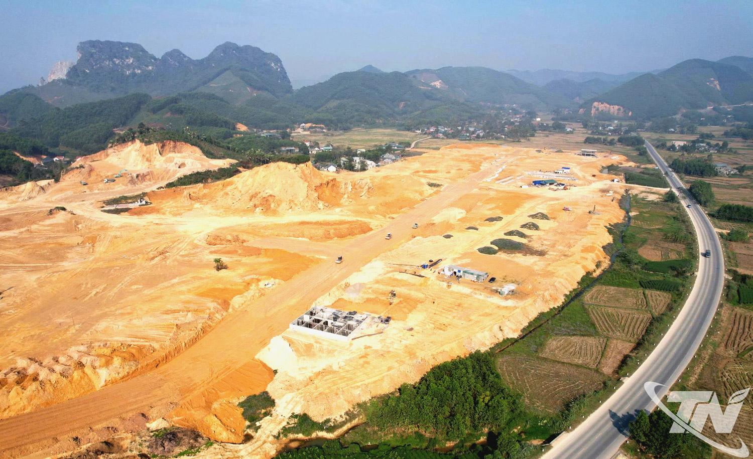 Cụm công nghiệp Yên Lạc (xã Phú Lương) có diện tích trên 25ha, nằm sát   tuyến đường Thái Nguyên - Chợ Mới, đang được đẩy nhanh tiến độ thi công   hạ tầng, hứa hẹn thu hút nhiều doanh nghiệp đầu tư thứ cấp có quy mô lớn