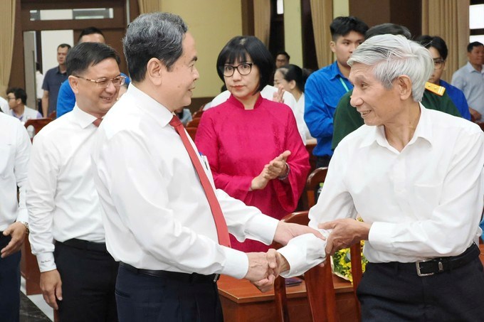 Chủ tịch Quốc hội Trần Thanh Mẫn thăm hỏi các đồng chí đảng viên cao niên. Ảnh: HOÀNG HÙNG
