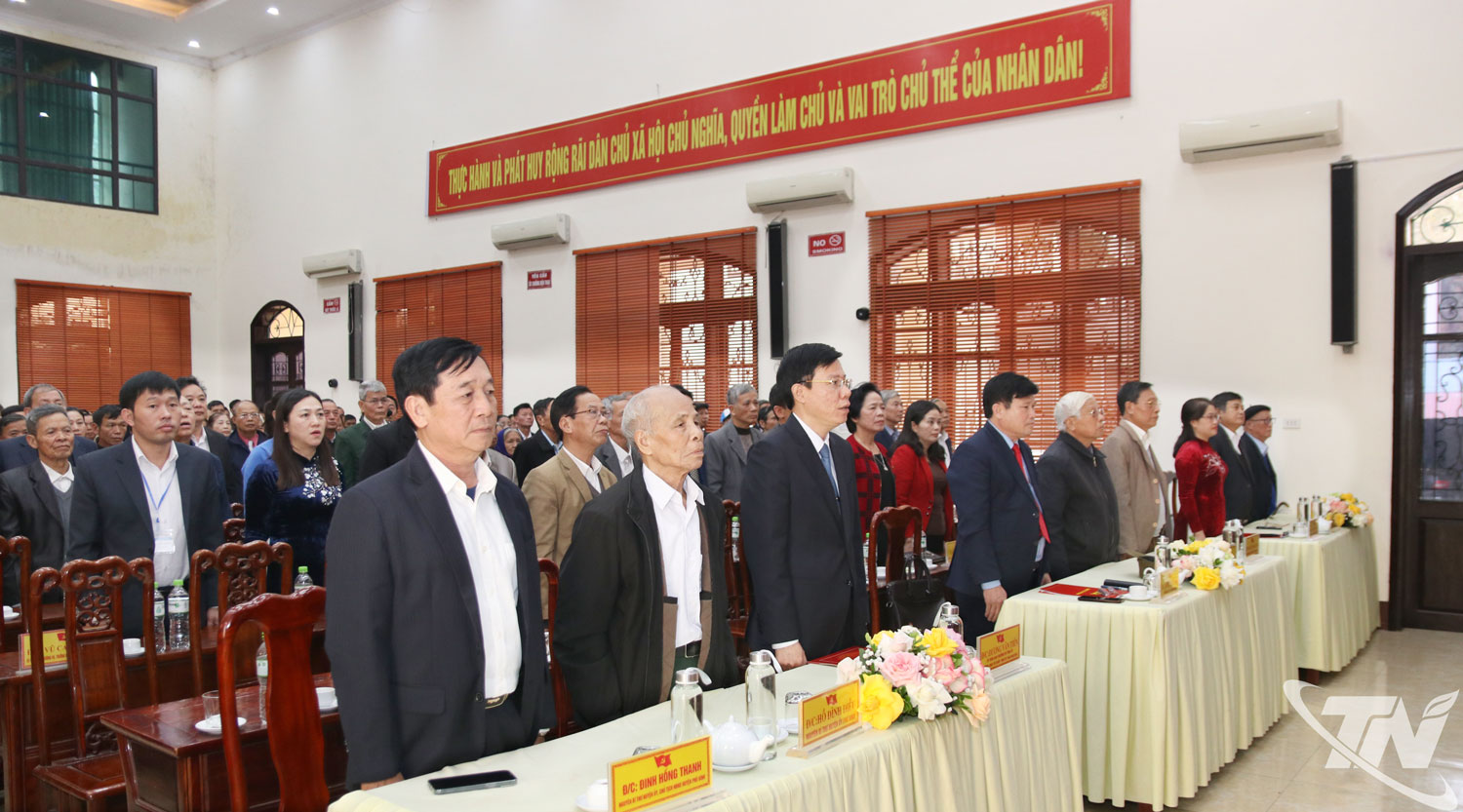 Các đại biểu thực hiện nghi thức Chào cờ.