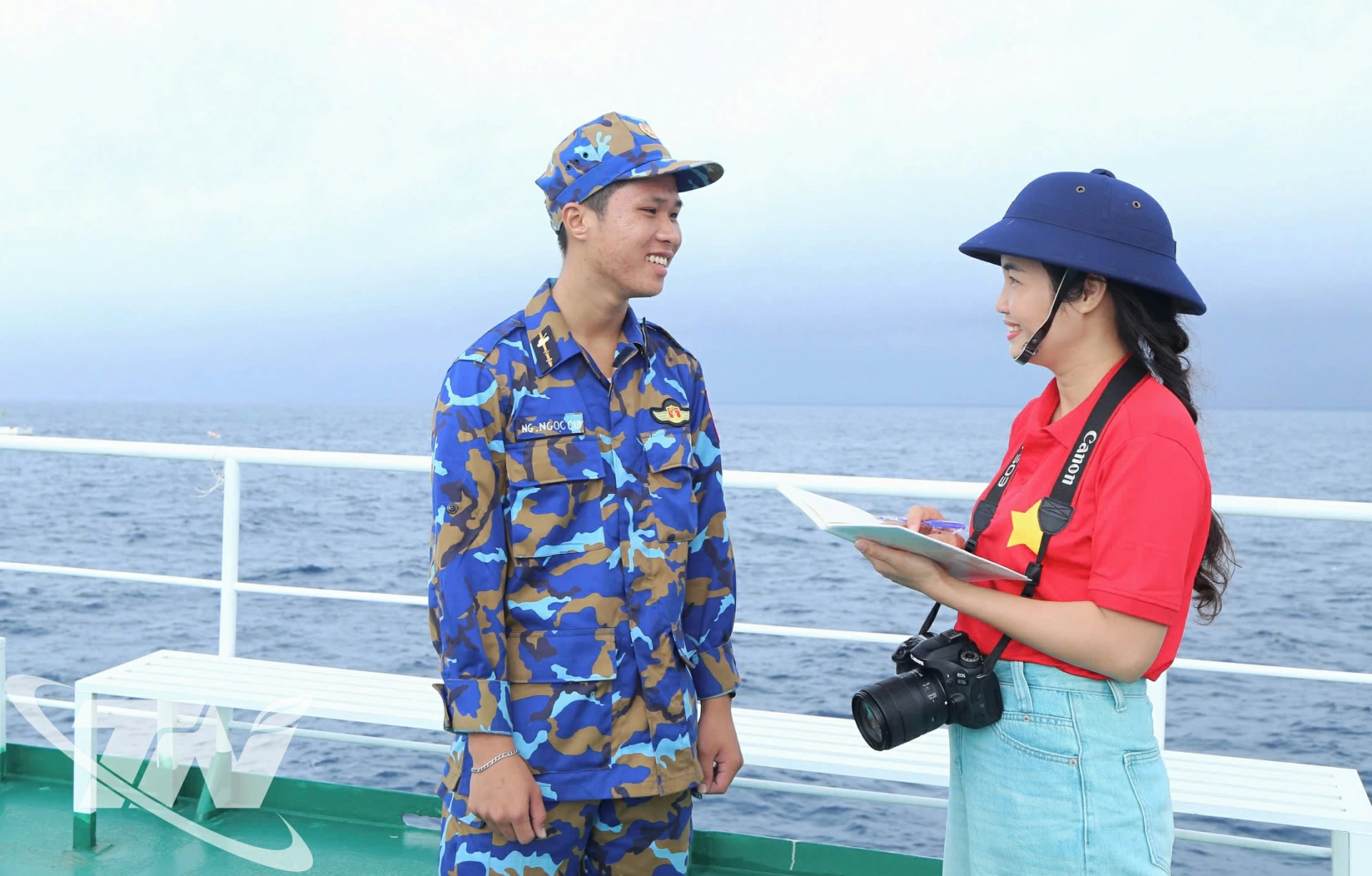 Phóng viên Báo và Phát thanh, Truyền hình Thái Nguyên tác nghiệp tại Trường Sa.