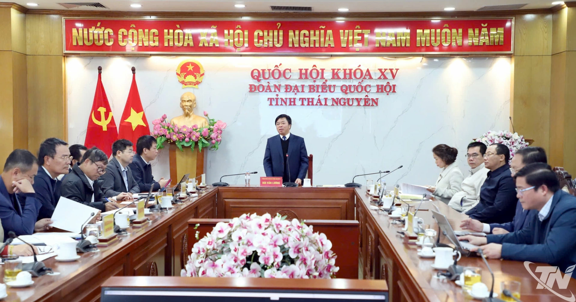 Đồng ch&iacute; Ph&oacute; Chủ tịch Thường trực UBND tỉnh B&ugrave;i Văn Lương chủ tr&igrave; cuộc họp.