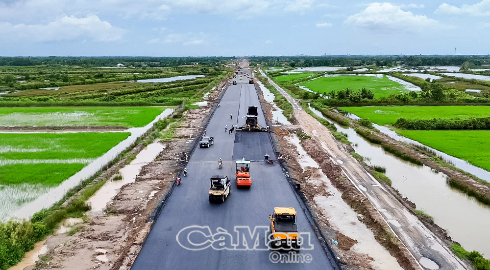 Cao tốc Cần Thơ - C&agrave; Mau l&agrave; dự &aacute;n giao th&ocirc;ng trọng điểm, tạo nền tảng cho sự bứt ph&aacute; của tỉnh. Ảnh: Ch&iacute; Diện