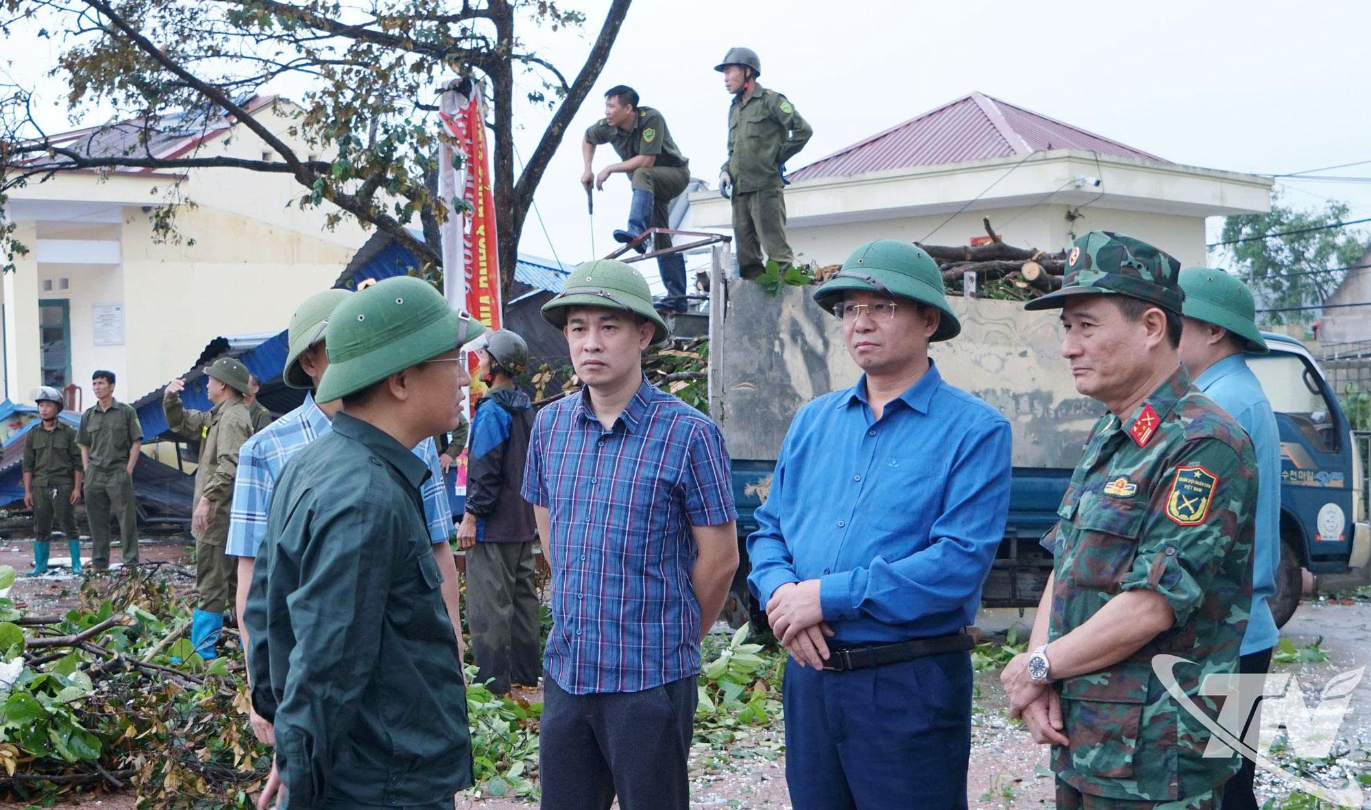 Đồng chí Phó Chủ tịch UBND tỉnh Nông Quang Nhất (thứ hai từ bên phải) kiểm tra công tác khắc phục hậu quả thiên tai tại xã Phú Lạc, sáng 3-5. Ảnh: Ngọc Trường