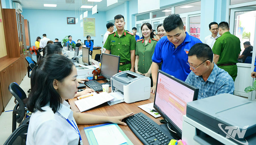 Lực lượng đoàn viên, thanh niên hỗ trợ người dân giải quyết thủ tục hành chính tại các trung tâm phục vụ hành chính công.