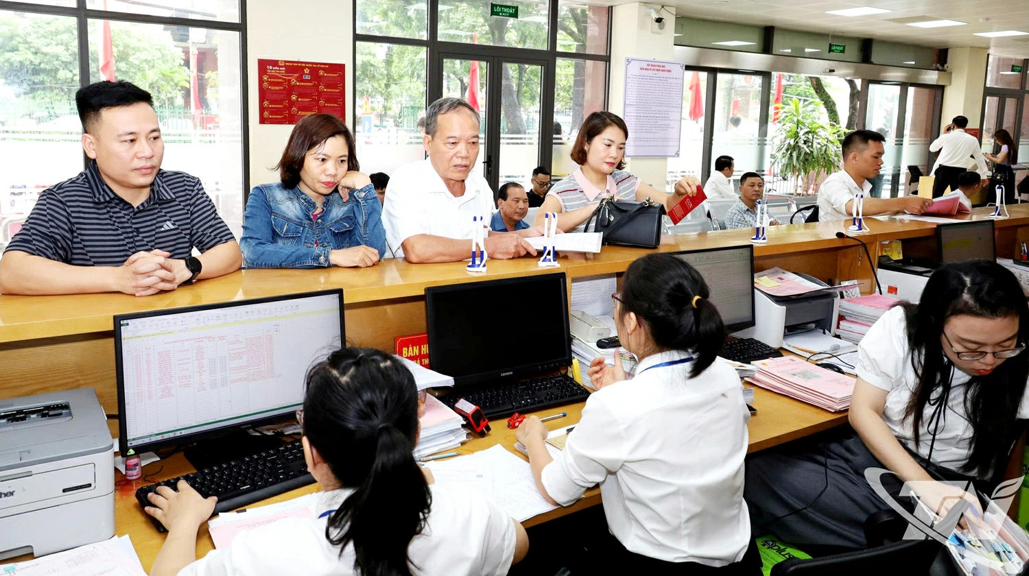 Các cán bộ, chuyên viên tại Trung tâm Phục vụ hành chính công phường Phan Đình Phùng luôn nỗ lực thực hiện quy trình giải quyết thủ tục hành chính, bảo đảm nhanh chóng và hiệu quả.