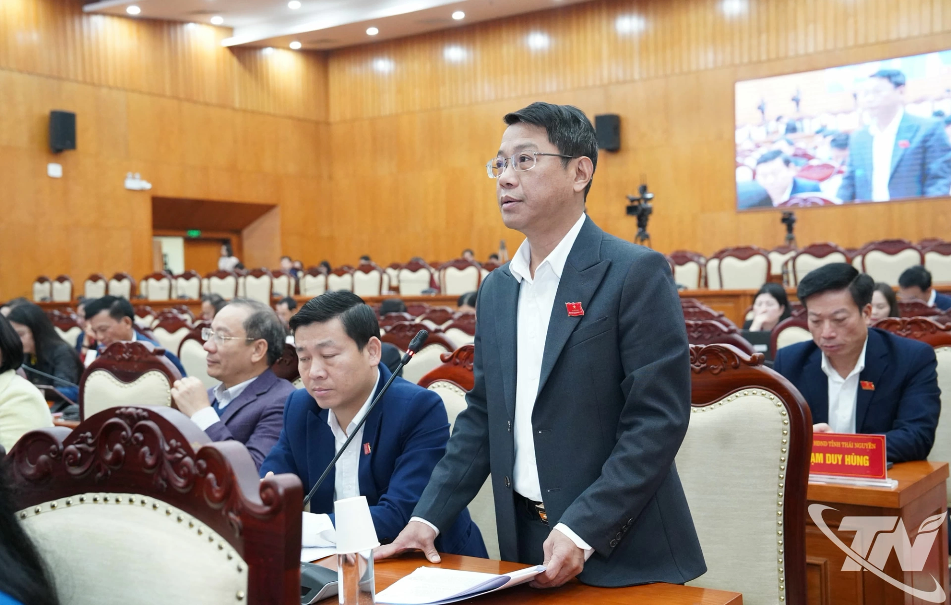 C&aacute;c đại biểu HĐND tỉnh chất vấn một số nội dung tr&igrave;nh tại Kỳ họp.