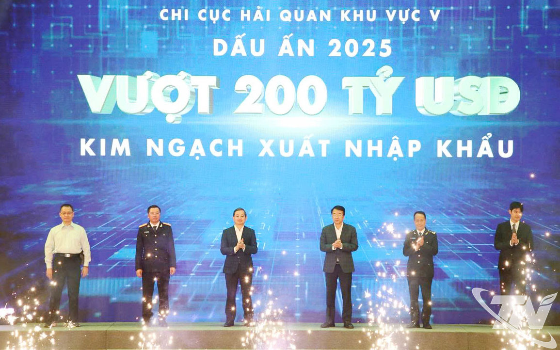 Đại diện lãnh đạo 2 tỉnh Thái Nguyên, Bắc Ninh và ngành Hải quan thực hiện nghi thức công bố mốc kim ngạch xuất nhập khẩu toàn khu vực vượt 200 tỷ USD.