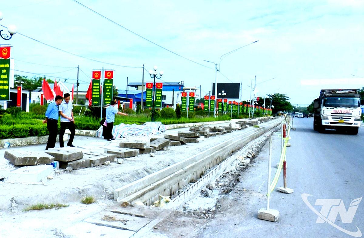 Lãnh đạo xã Vô Tranh kiểm tra tiến độ thi công cải tạo vỉa hè trên tuyến Quốc lộ 3 đoạn từ xóm Bờ Đậu đến xóm Cây Thị.