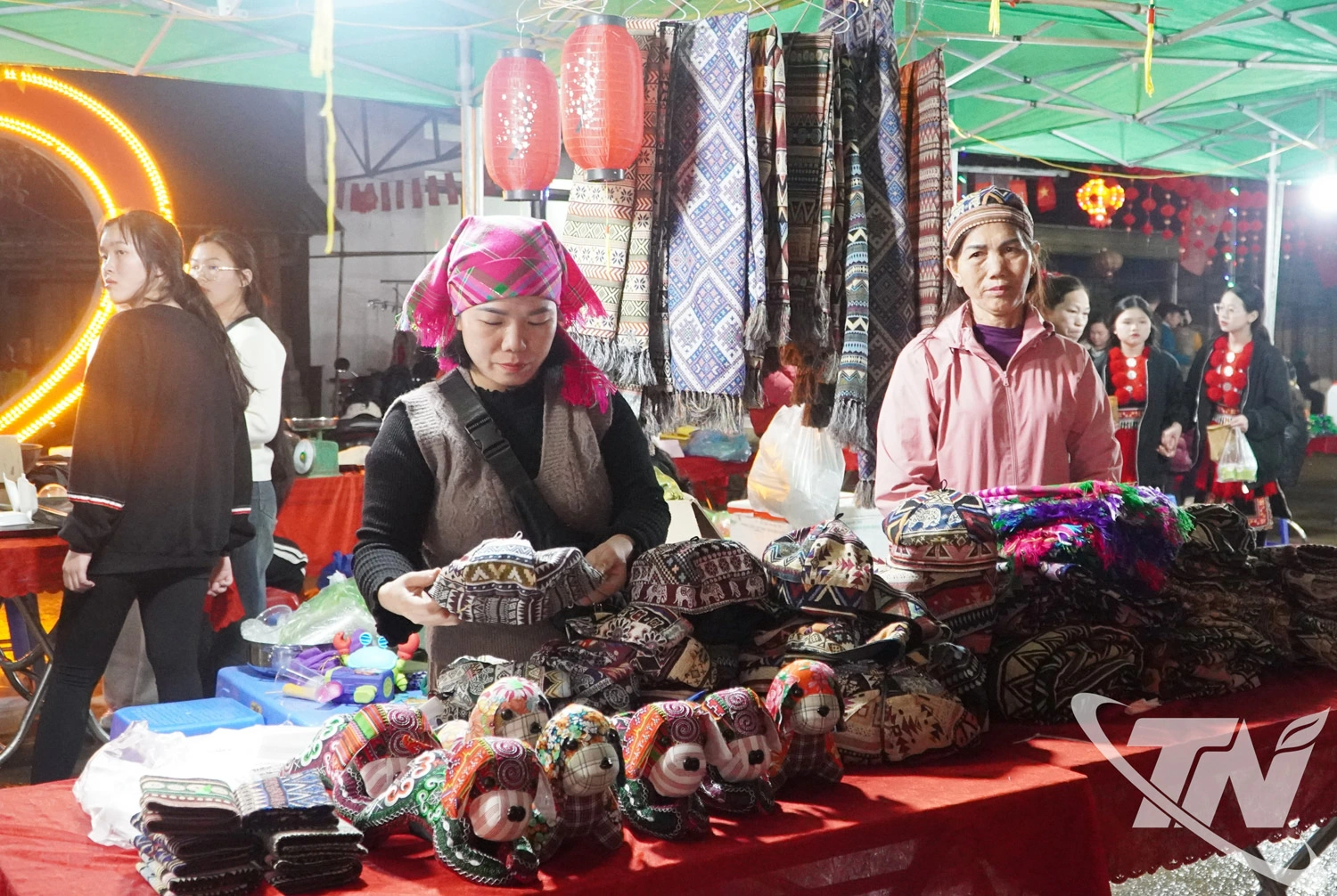 Những sản vật địa phương được bày bán tại chợ đêm.