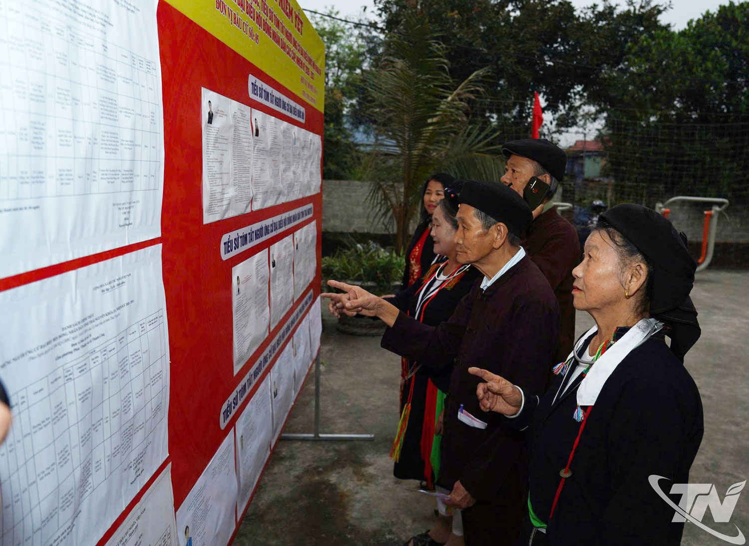 Cử tri là người dân tộc thiểu số xã Phúc Thuận đến xem thông tin đại biểu từ rất sớm.