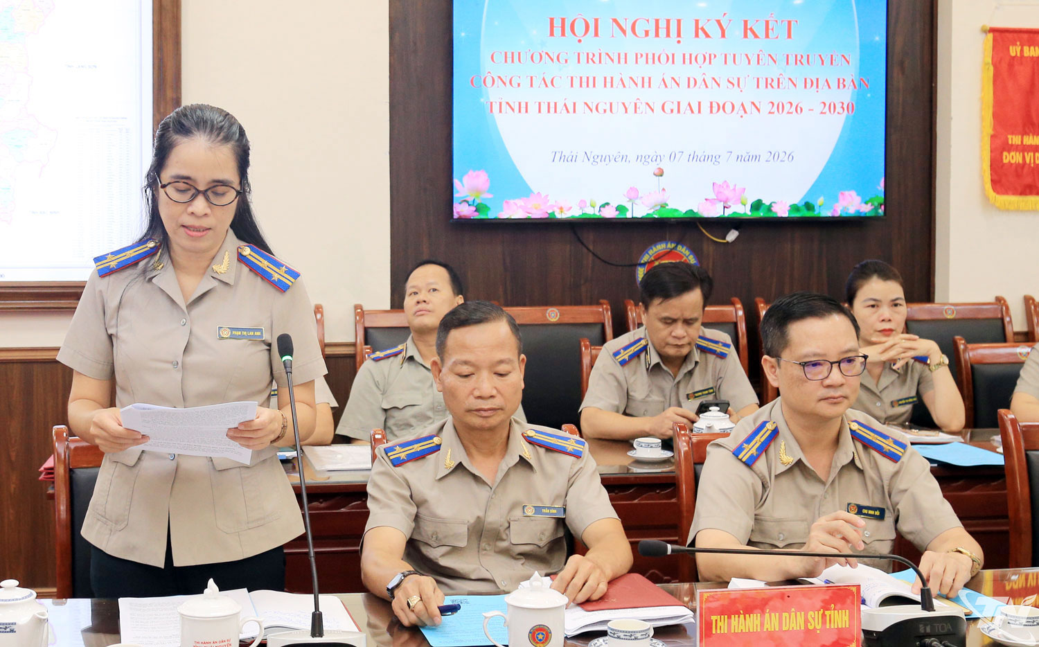 Đại diện Thi hành án dân sự tỉnh trình bày dự thảo Chương trình phối hợp giữa hai cơ quan.