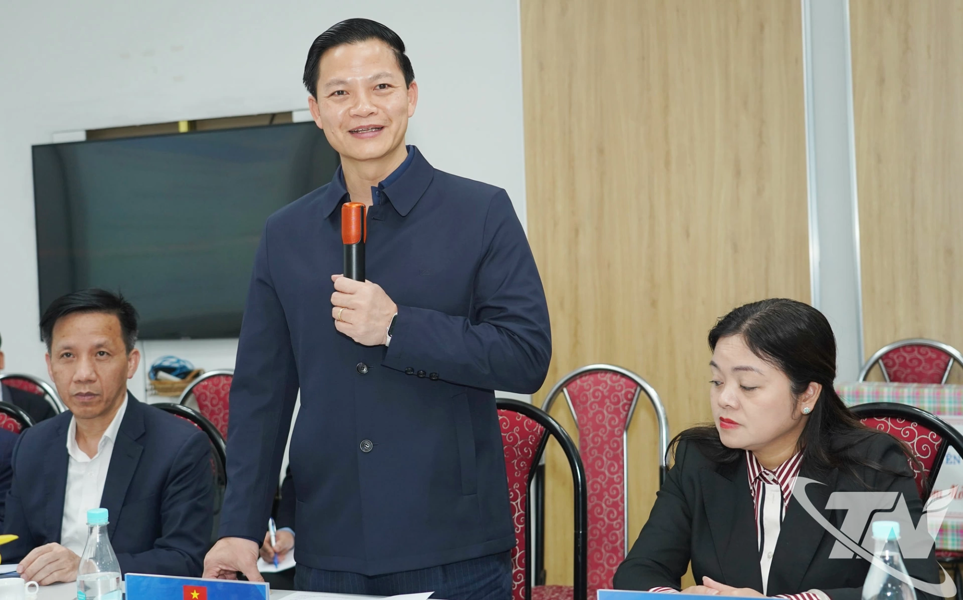 Đồng ch&iacute; Chủ tịch UBND tỉnh ghi nhận, biểu dương những nỗ lực của doanh nghiệp trong duy tr&igrave; sản xuất ổn định, bảo đảm việc l&agrave;m, thu nhập v&agrave; chăm lo đời sống cho người lao động.