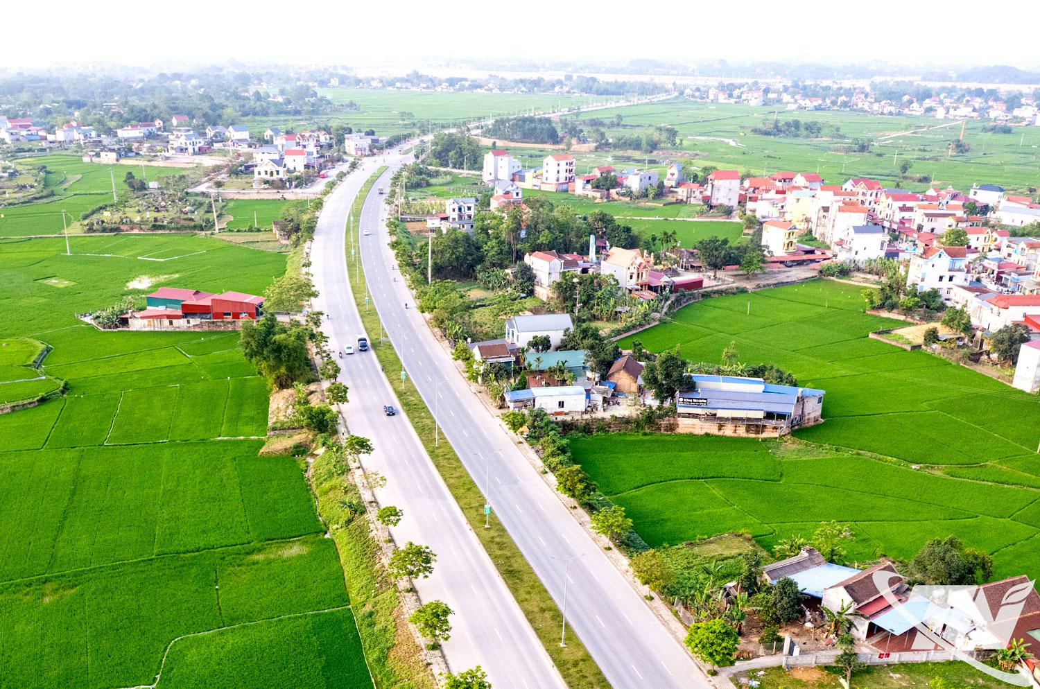 Hệ thống giao th&ocirc;ng được đầu tư đồng bộ, hiện đại, tạo thuận lợi thu h&uacute;t đầu tư, ph&aacute;t triển kinh tế - x&atilde; hội tr&ecirc;n địa b&agrave;n tỉnh v&agrave; tăng t&iacute;nh li&ecirc;n kết v&ugrave;ng.