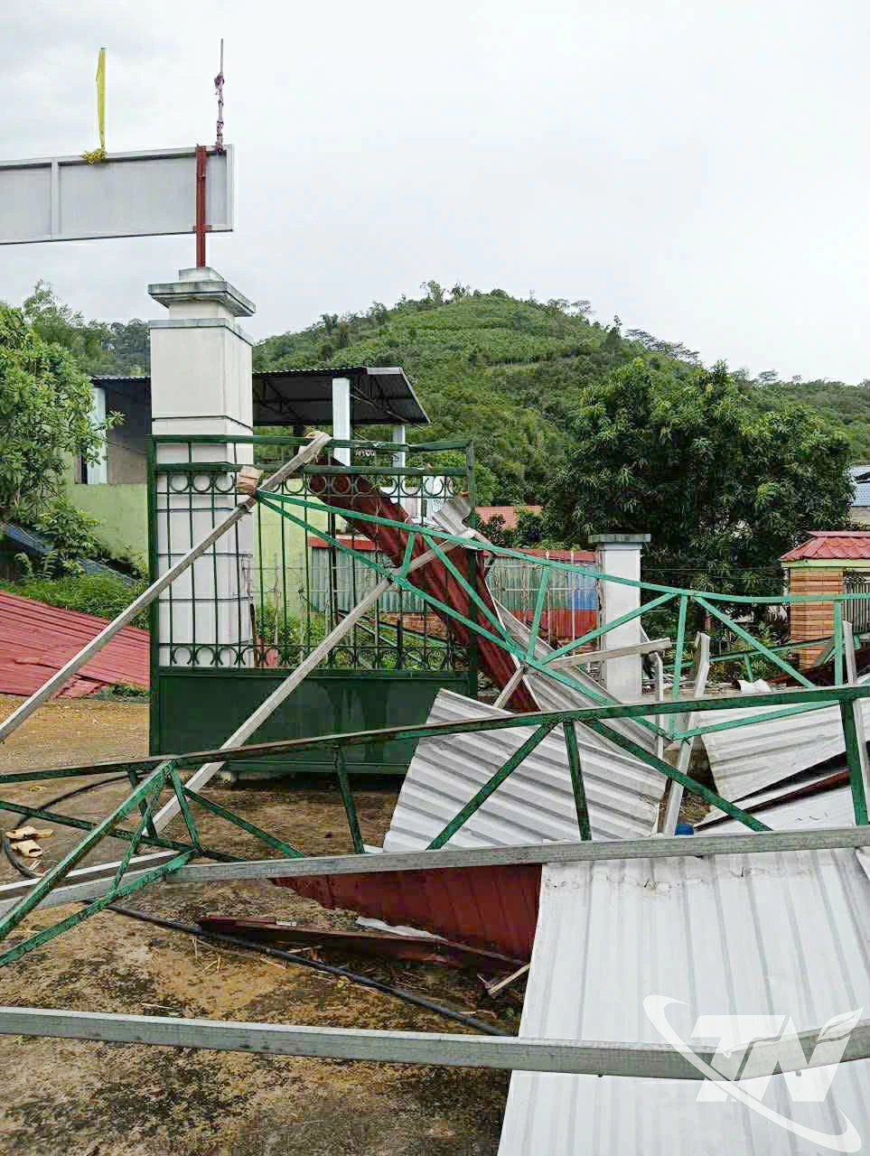 Cơ sở vật chất trên địa bàn xã cũng bị ảnh hưởng khá nặng nề.