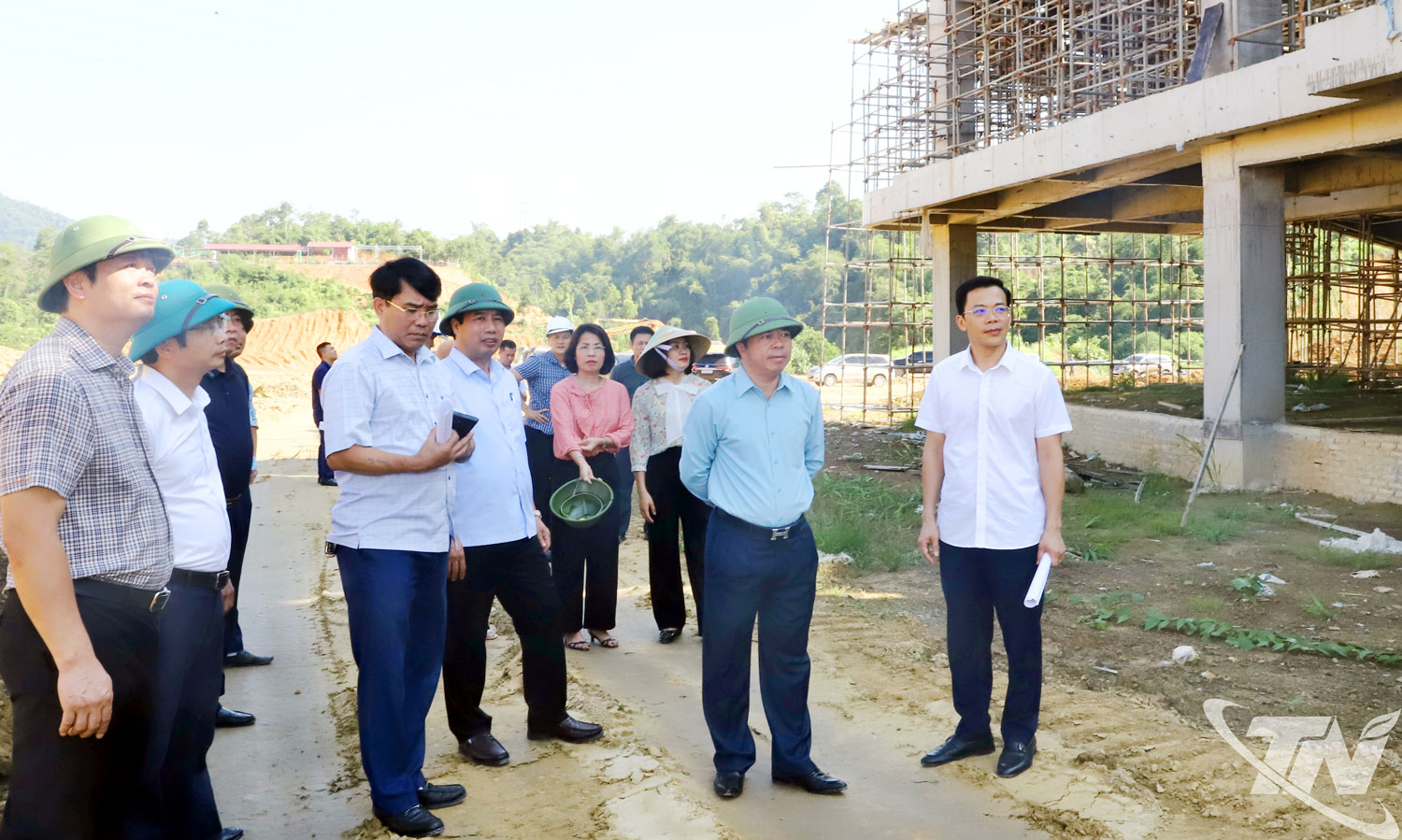 Đồng chí Bùi Văn Lương, Ủy viên Ban Thường vụ Tỉnh ủy, Phó Chủ tịch UBND tỉnh, cùng Đoàn công tác thị sát khu vực xây dựng Sân vận động tỉnh Bắc Kạn (cũ)
