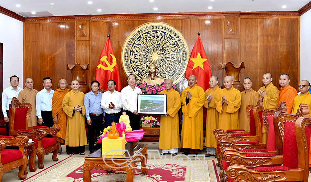 3/ Lãnh đạo tỉnh Cà Mau đáp tặng bức ảnh Đất Mũi Cà Mau cho đoàn Ban Thường trực Hội đồng Trị sự Giáo hội Phật giáo Việt Nam.