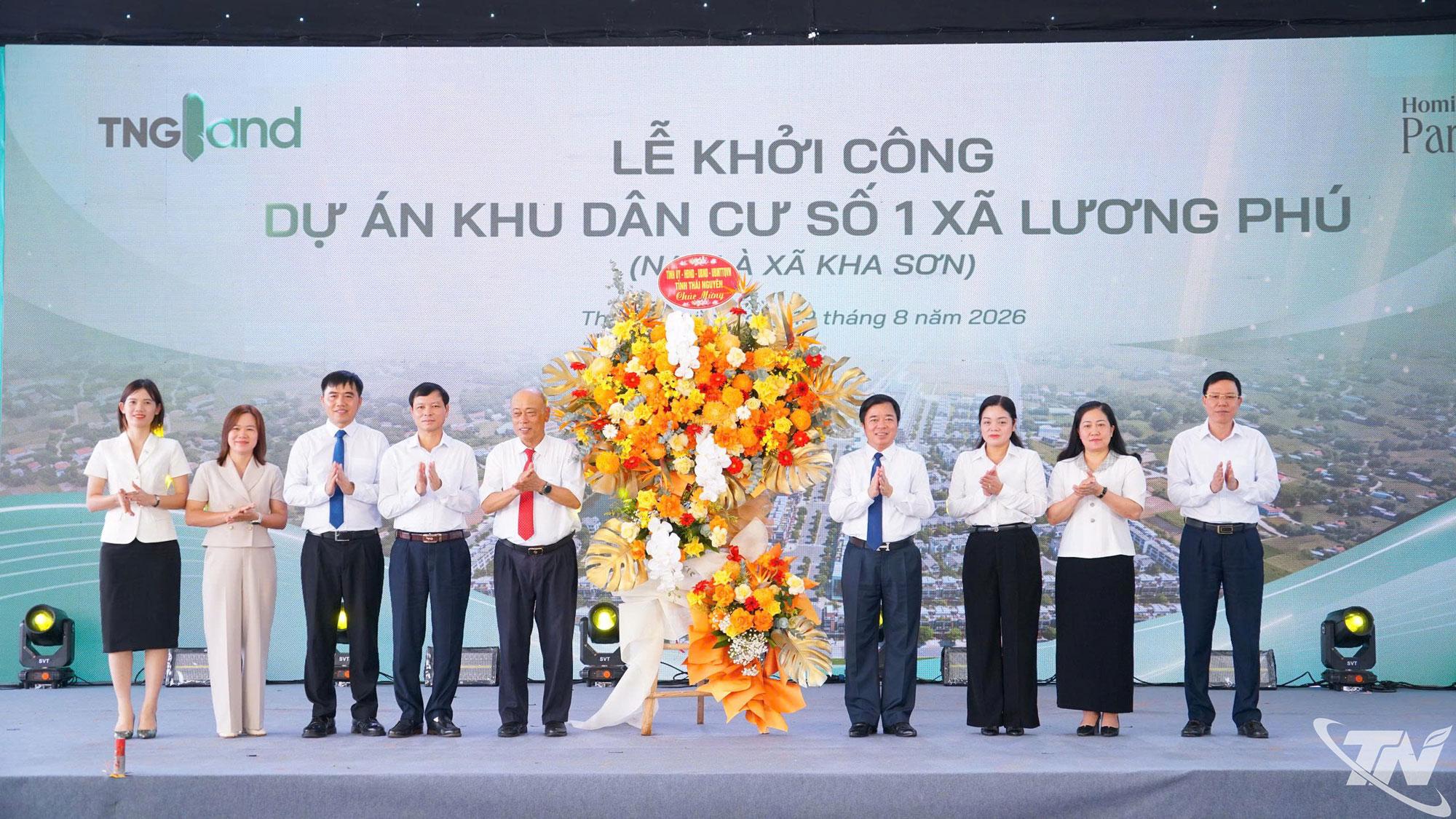Các đồng chí lãnh đạo tỉnh tặng hoa chúc mừng chủ đầu tư.