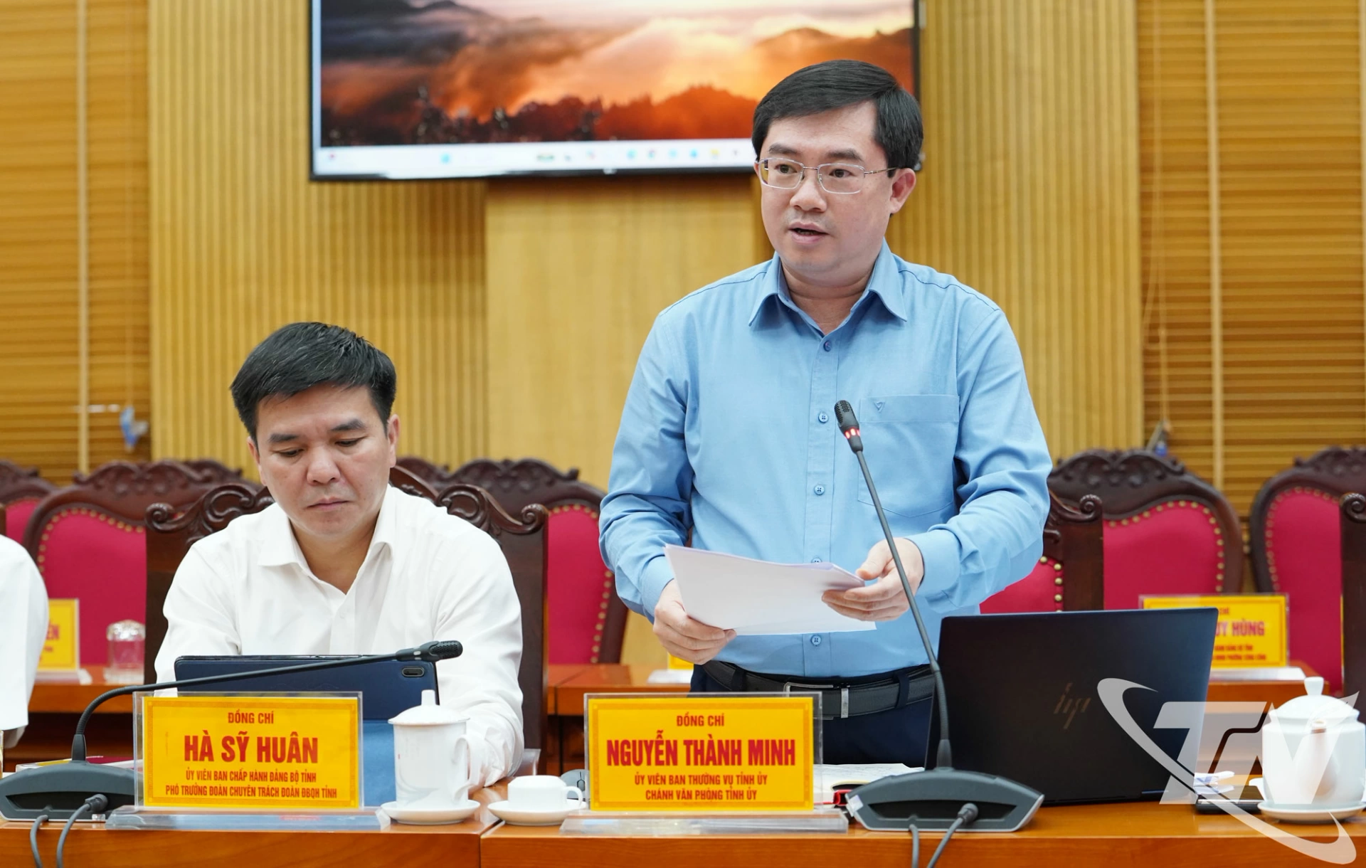 Lãnh đạo Văn phòng Tỉnh ủy báo cáo kết quả thực hiện nhiệm vụ chính trị của Đảng bộ tỉnh quý I.