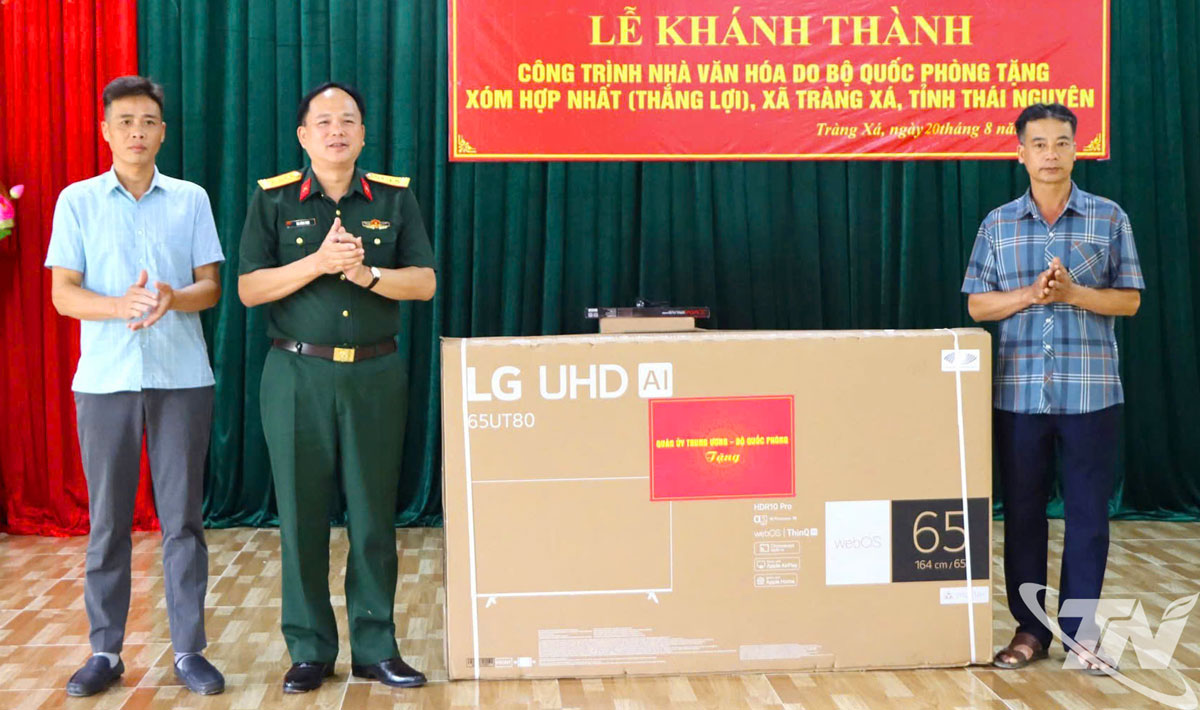 Đại diện các đơn vị tặng quà cho bà con xóm Hợp Nhất, xã Tràng Xá