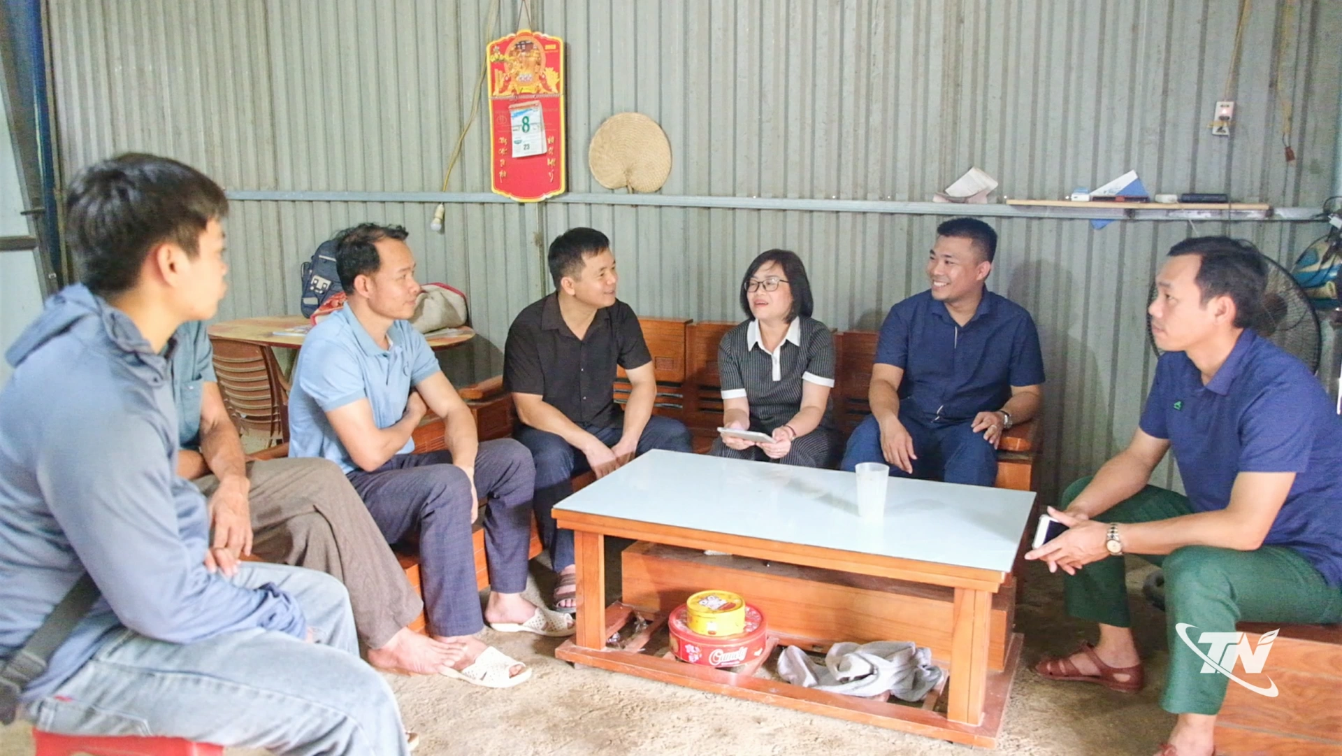 Lãnh đạo xã Thanh Mai đến nhà người dân để tuyên truyền, động viên đồng thuận giải phóng mặt bằng thực hiện dự án.