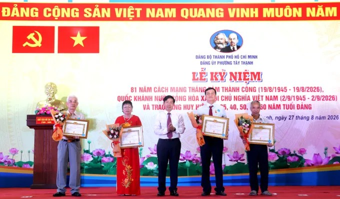 Bí thư Đảng ủy phường Tây Thạnh Đào Minh Chánh trao Huy hiệu Đảng đến các đảng viên