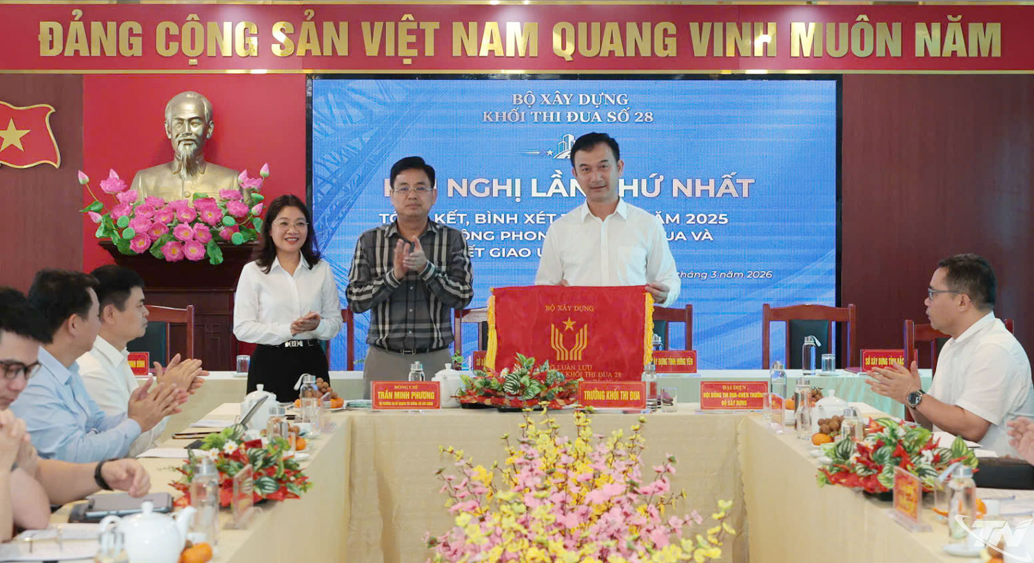 Đại diện Bộ Xây dựng trao cờ ;ưu lưu đơn vị Trưởng khối thi đua số 28 cho Sở Xây dựng tỉnh Thái Nguyên.