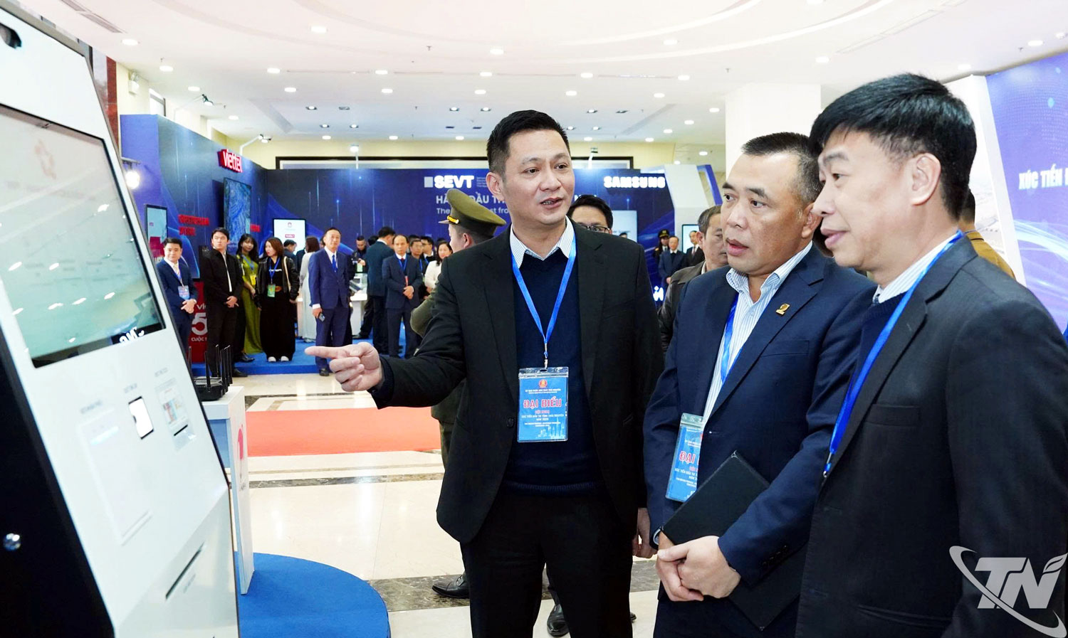 C&aacute;c đại biểu tham quan kh&ocirc;ng gian trưng b&agrave;y th&agrave;nh tựu kinh tế - x&atilde; hội, khoa học - c&ocirc;ng nghệ, đổi mới s&aacute;ng tạo v&agrave; định hướng ph&aacute;t triển của tỉnh Th&aacute;i Nguy&ecirc;n b&ecirc;n lề Hội nghị x&uacute;c tiến đầu tư.