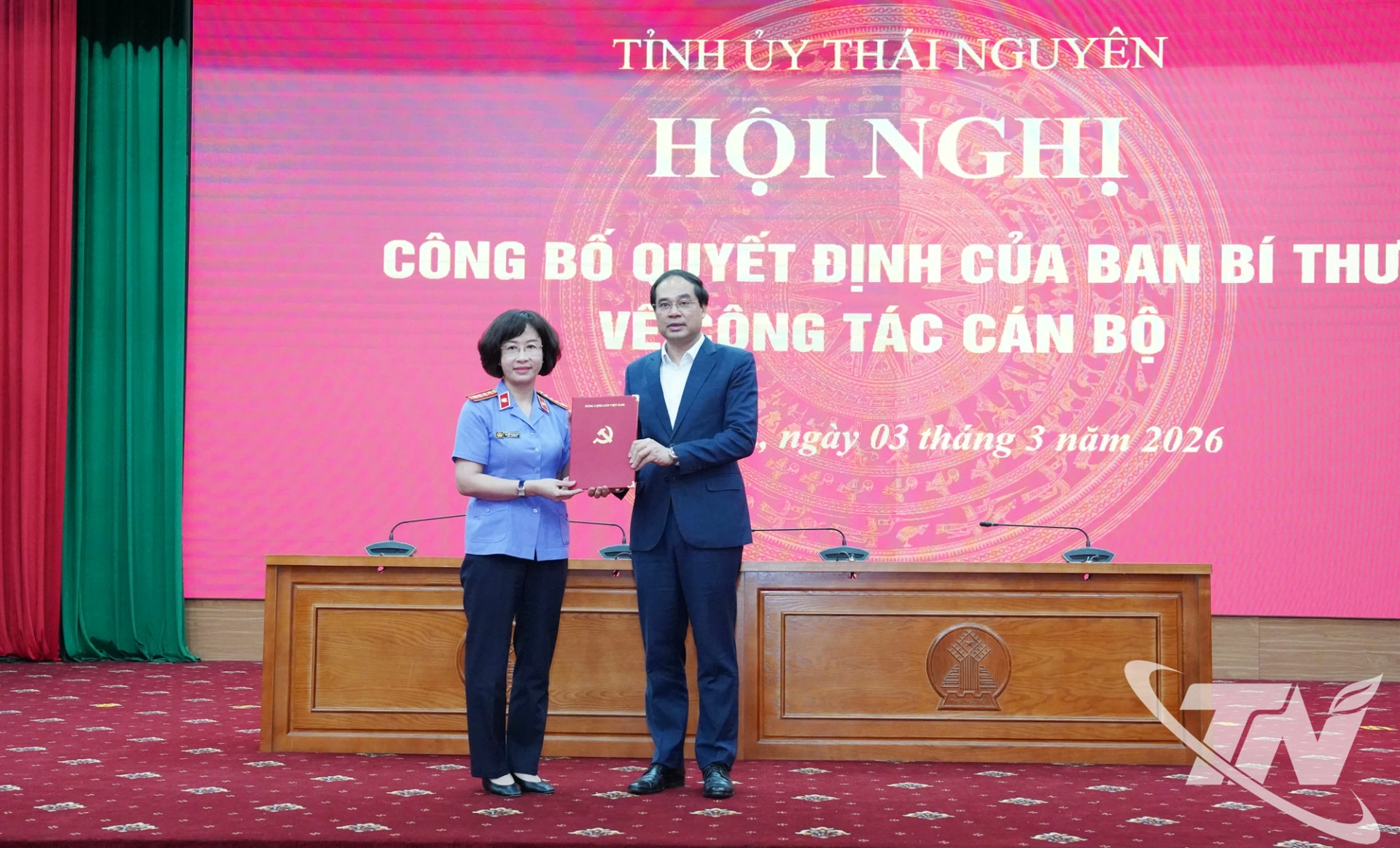 Đồng chí Bí thư Tỉnh ủy Trịnh Xuân Trường trao Quyết định của Ban Bí thư Trung ương Đảng về việc chỉ định đồng chí Nguyễn Thị Mai Lập, Viện trưởng Viện Kiểm sát nhân dân tỉnh Thái Nguyên, tham gia Ban Chấp hành Đảng bộ tỉnh Thái Nguyên nhiệm kỳ 2025-2030.