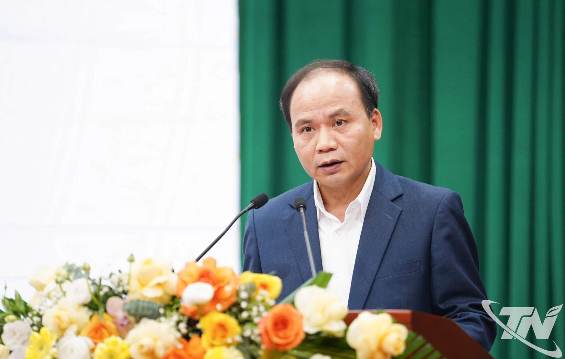 L&atilde;nh đạo Sở T&agrave;i ch&iacute;nh tr&igrave;nh b&agrave;y Tờ tr&igrave;nh về điều chỉnh một số mục ti&ecirc;u, nhiệm vụ ph&aacute;t triển kinh tế - x&atilde; hội tỉnh Th&aacute;i Nguy&ecirc;n năm 2026.