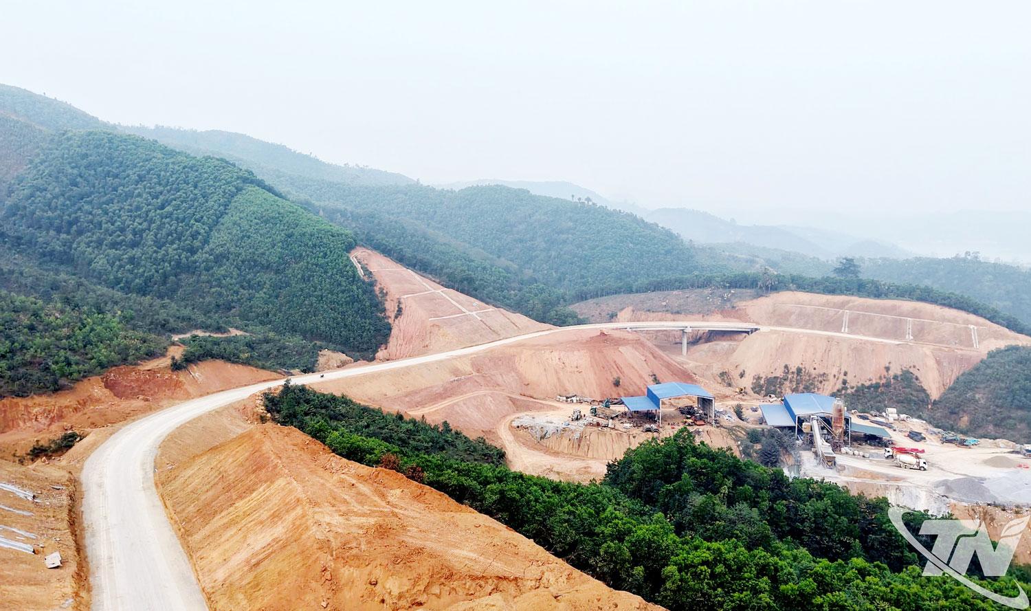 Dự án đường Hồ Chí Minh đoạn Chợ Chu (Thái Nguyên) - ngã ba Trung Sơn (Tuyên Quang) - giai đoạn 2 - đang được các nhà thầu tập trung nhân lực, máy móc thiết bị đẩy nhanh tiến độ thi công.