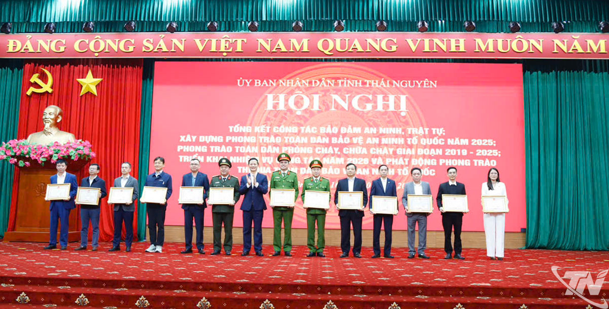 C&aacute;c tập thể, c&aacute; nh&acirc;n được Bộ C&ocirc;ng an v&agrave; Chủ tịch UBND tỉnh khen thưởng tại Hội nghị.