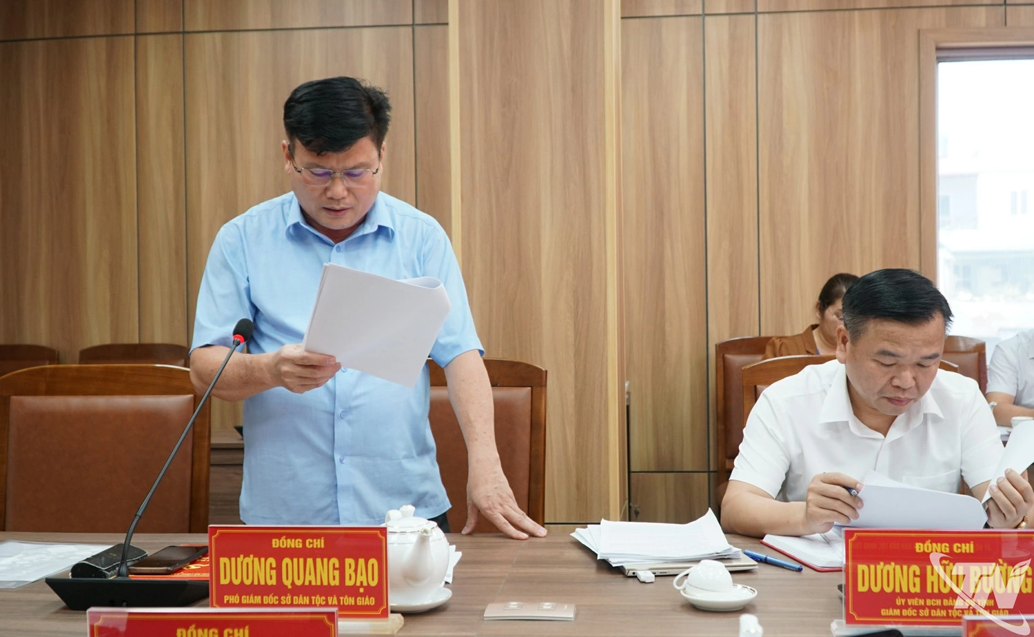 Đại diện Sở Dân tộc và Tôn giáo báo cáo tại buổi làm việc.