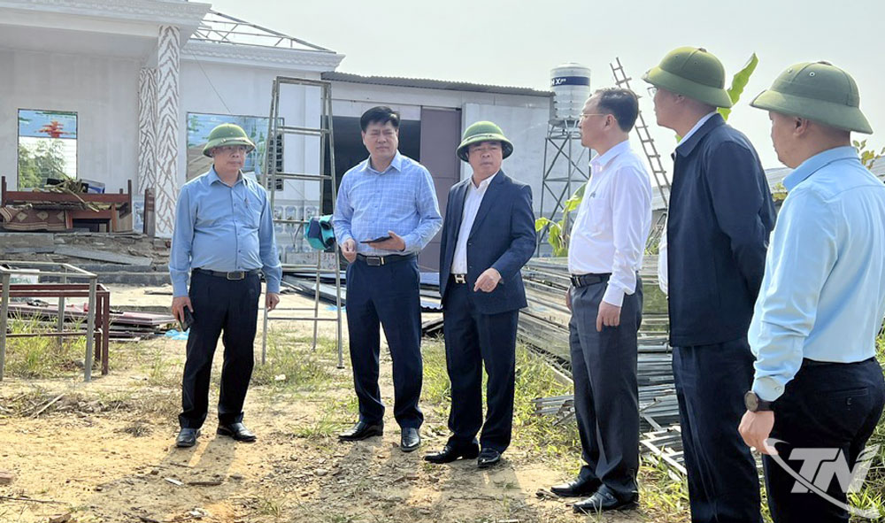 Đoàn kiểm tra việc tháo dỡ nhà dân tại phường Vạn Xuân.