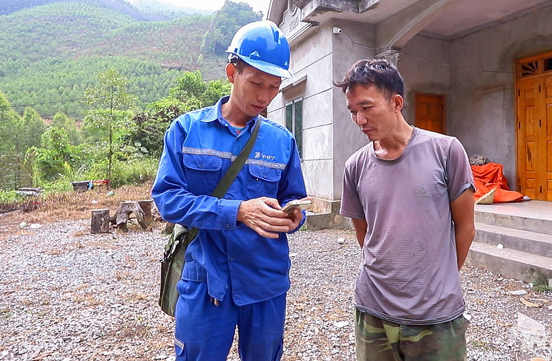 Hạ tầng viễn thông từng bước được đầu tư đồng bộ tại các địa bàn vùng cao, vùng khó khăn. Trong ảnh: Cán bộ VNPT Thái Nguyên hướng dẫn người dân xóm Na Sàng, xã Vô Tranh kết nối Internet không dây băng thông rộng.