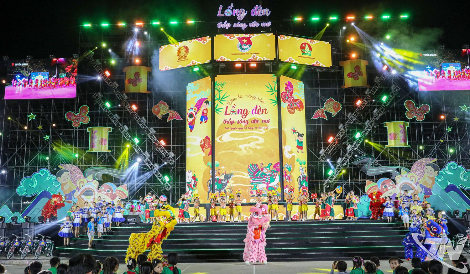 Chương trình “Đêm hội trăng rằm - Lồng đèn thắp sáng ước mơ” năm 2025 tại Quảng trường Võ Nguyên Giáp.
