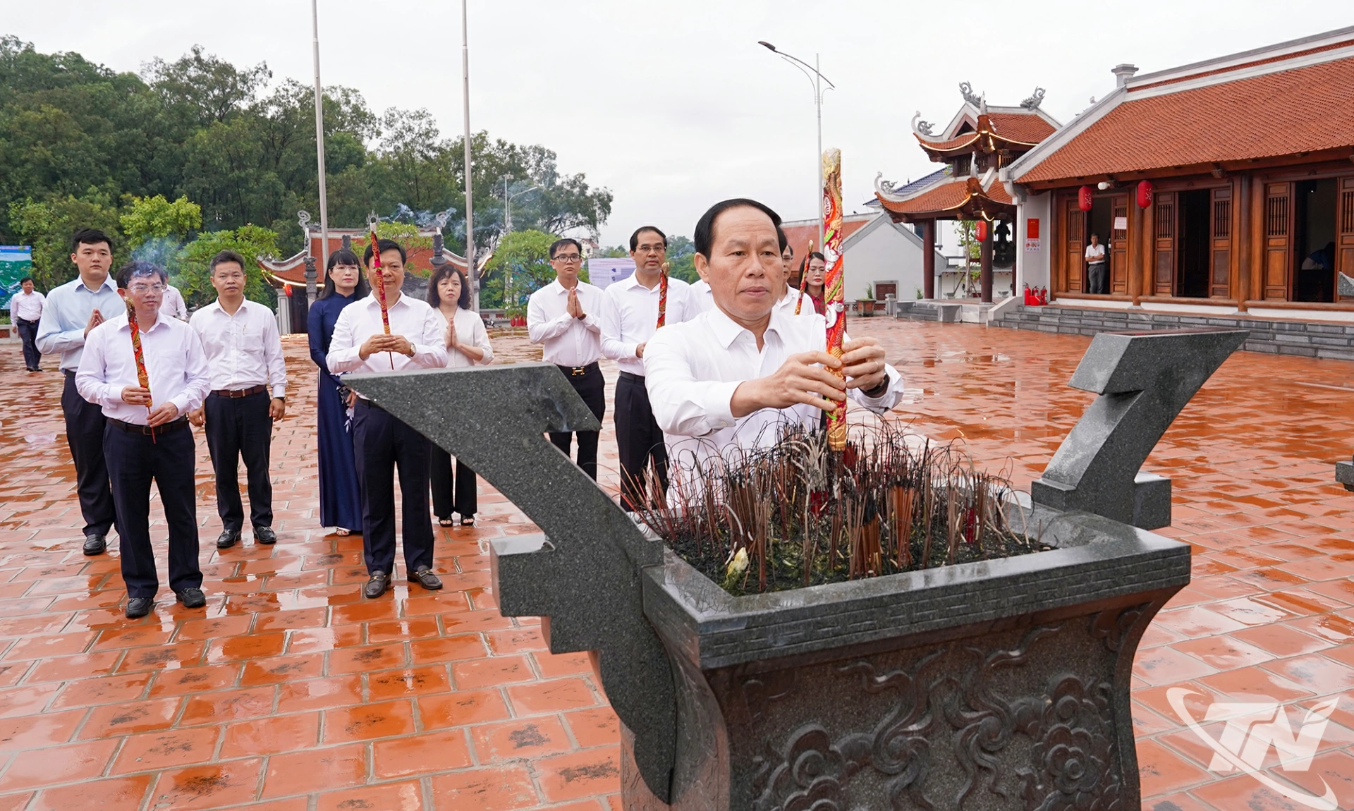 Phó Thủ tướng Chính phủ Lê Tiến Châu cùng đoàn công tác dâng hương tại Khu Di tích quốc gia Đền thờ vua Lý Nam Đế (Đền Mục).