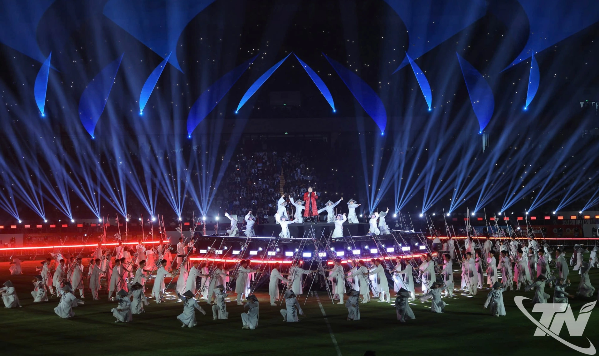 Ca sĩ T&ugrave;ng Dương tr&igrave;nh diễn ca kh&uacute;c &ldquo;Th&aacute;i Nguy&ecirc;n bừng s&aacute;ng&rdquo;.