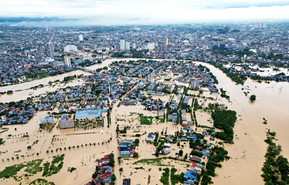   Nước lũ trên sông Cầu đoạn qua khu vực trung tâm tỉnh vẫn đang tiếp tục dâng cao (ảnh chụp lúc gần 16 giờ).