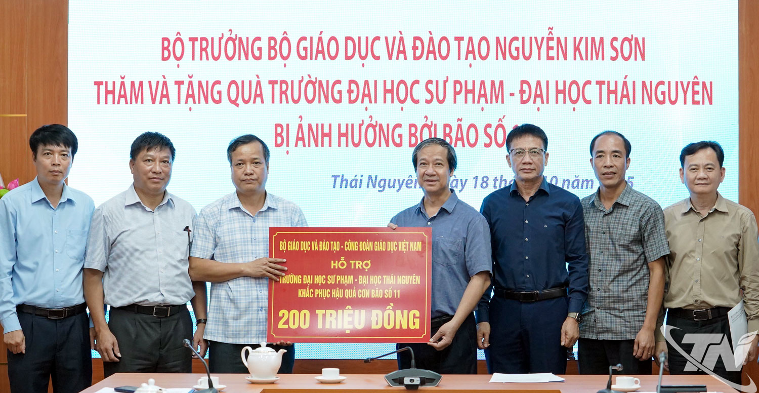 Bộ trưởng Bộ Giáo dục và Đào tạo Nguyễn Kim Sơn trao số tiền 200 triệu đồng hỗ trợ Trường Đại học Sư phạm khắc phục hậu quả cơn bão số 11