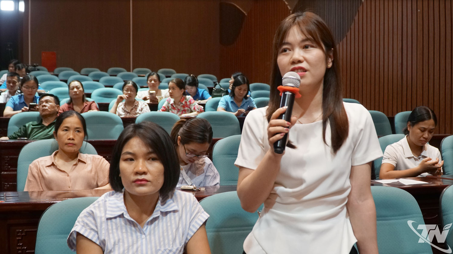 Đại biểu phát biểu ý kiến tại Hội nghị.
