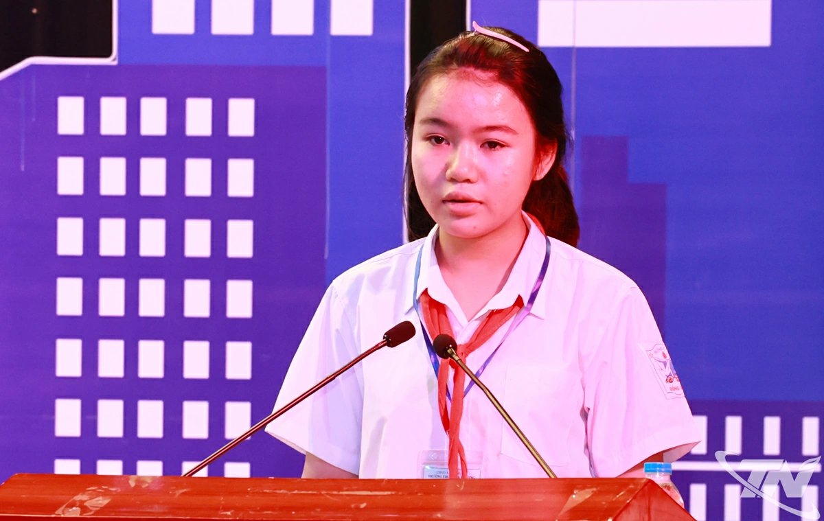 Học sinh nghèo vượt khó, học giỏi phát biểu cảm ơn chương trình.