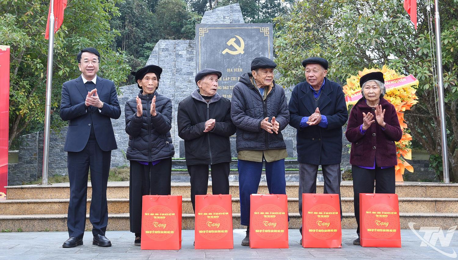 Đồng ch&iacute; Ph&oacute; B&iacute; thư Tỉnh ủy tặng qu&agrave; cho c&aacute;c đảng vi&ecirc;n cao tuổi.