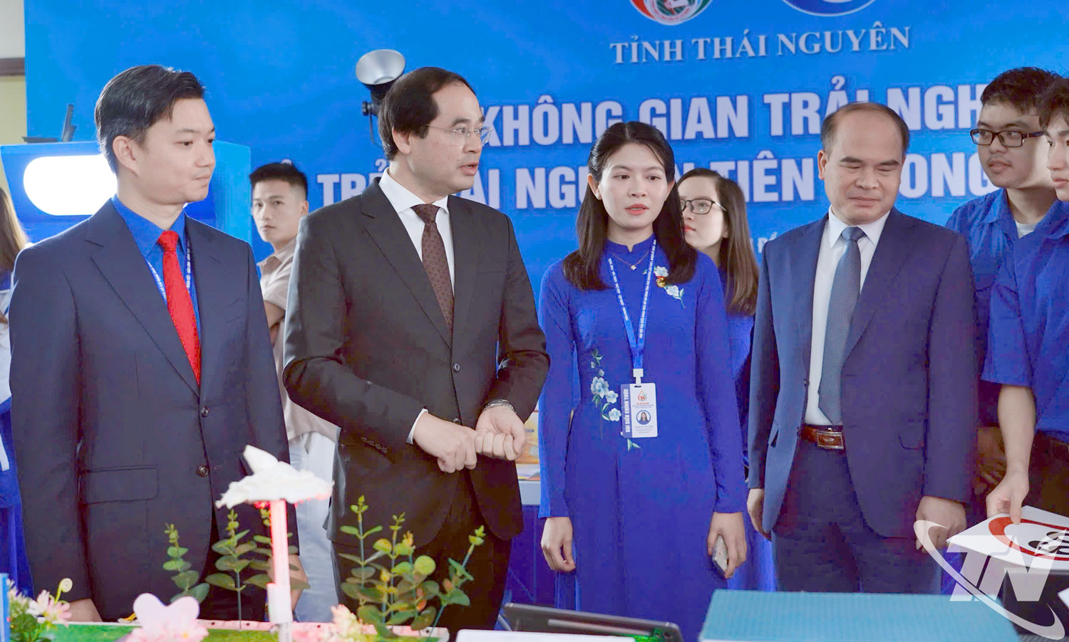 Các đại biểu tham quan tại không gian trải nghiệm, sáng tạo của tuổi trẻ Thái Nguyên