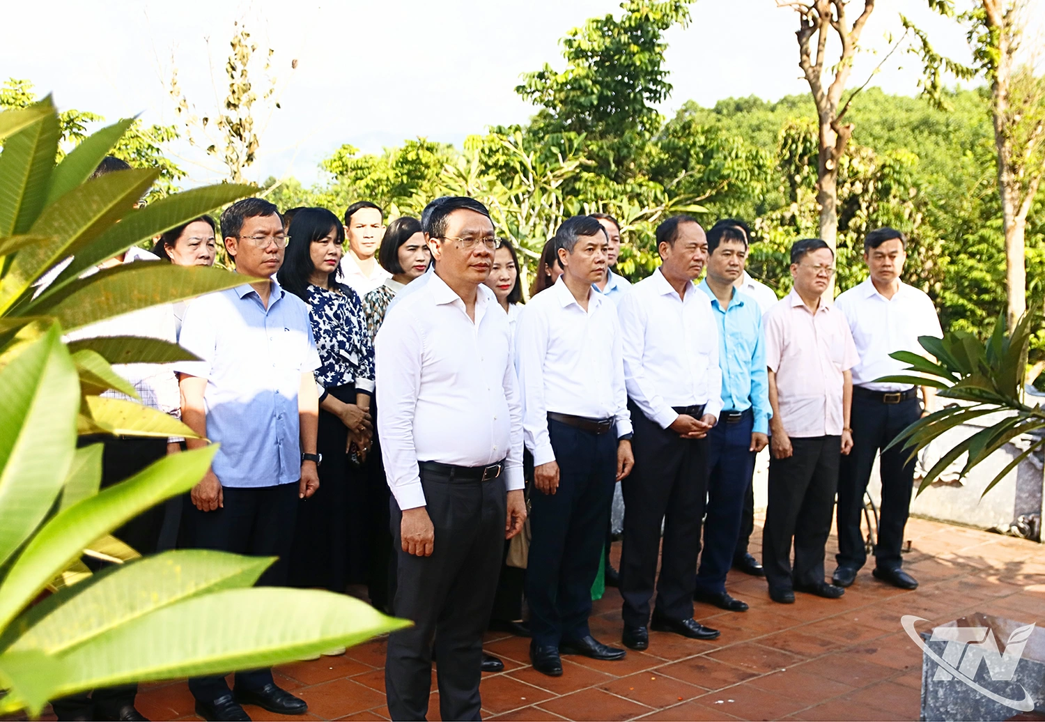 Lãnh đạo Văn Phòng Trung ương Đảng dâng hương tại Di tích lịch sử Quốc gia Văn phòng Trung ương Đảng, địa điểm trụ sở làm việc của Văn phòng Trung ương Đảng.