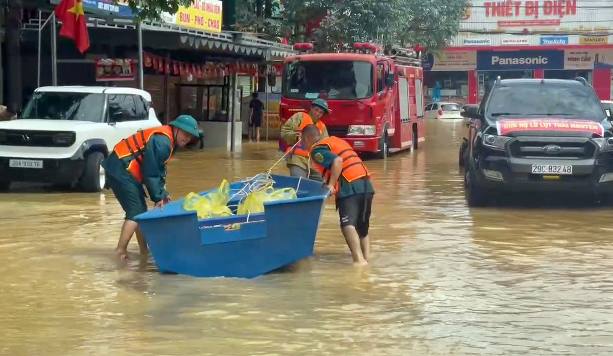 Lực lượng chức năng đã có mặt hỗ trợ người dân vùng lũ.