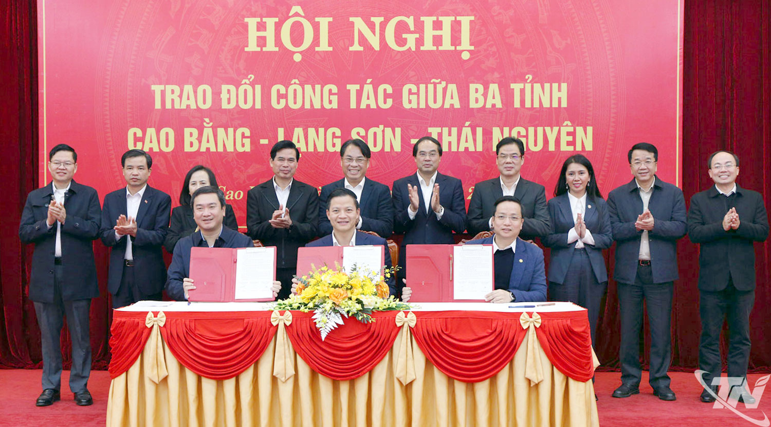 Đại diện l&atilde;nh đạo 3 tỉnh Cao Bằng - Lạng Sơn - Th&aacute;i Nguy&ecirc;n k&yacute; kết bản ghi nhớ về một số vấn đề hợp t&aacute;c ph&aacute;t triển kinh tế - x&atilde; hội.