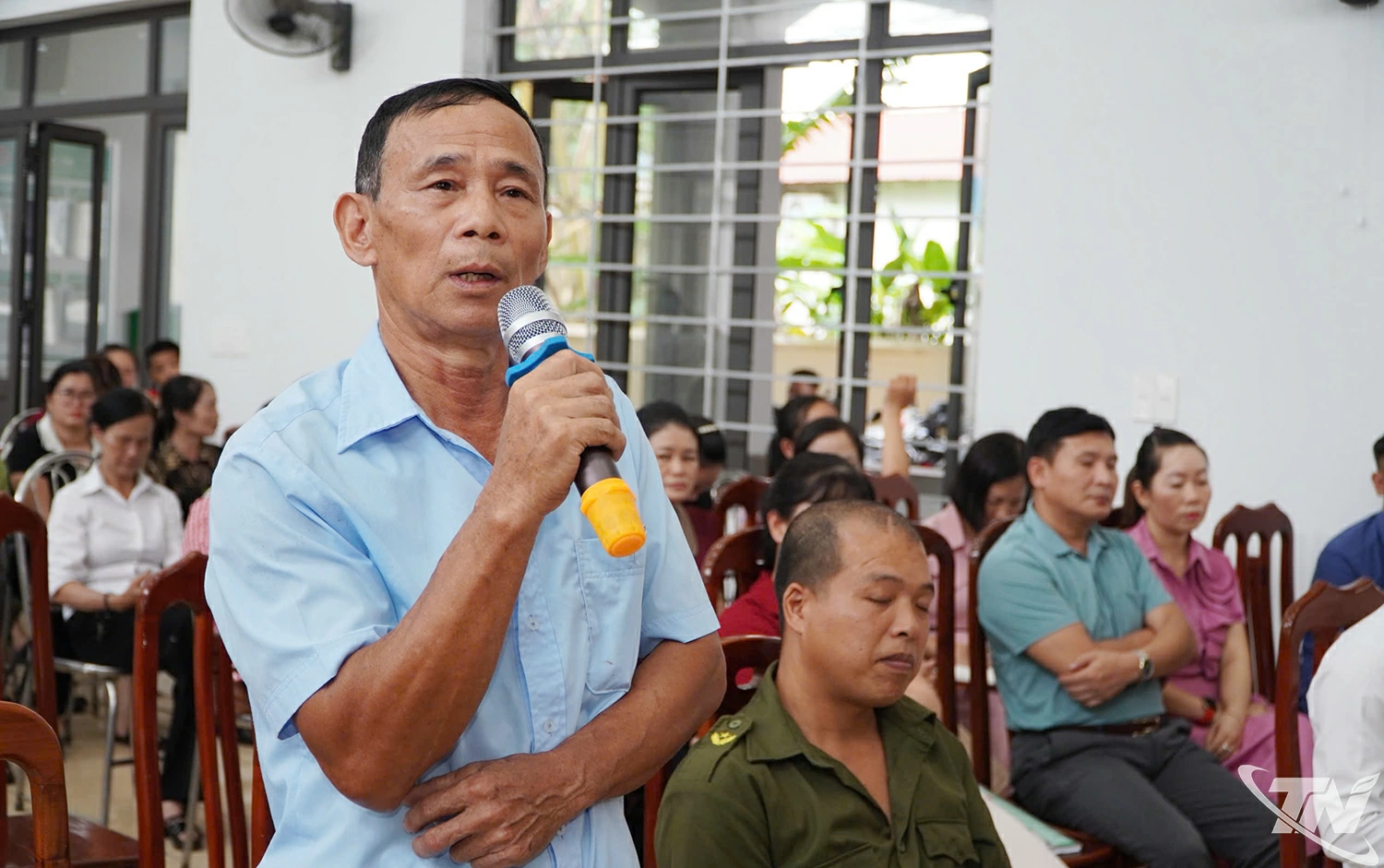 Cử tri kiến nghị tại buổi tiếp xúc.