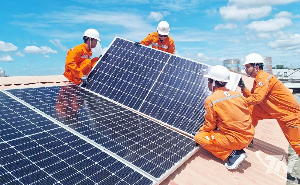 Việc lắp đặt,   sử dụng pin   năng lượng   mặt trời tại   các hộ dân   được khuyến   khích.